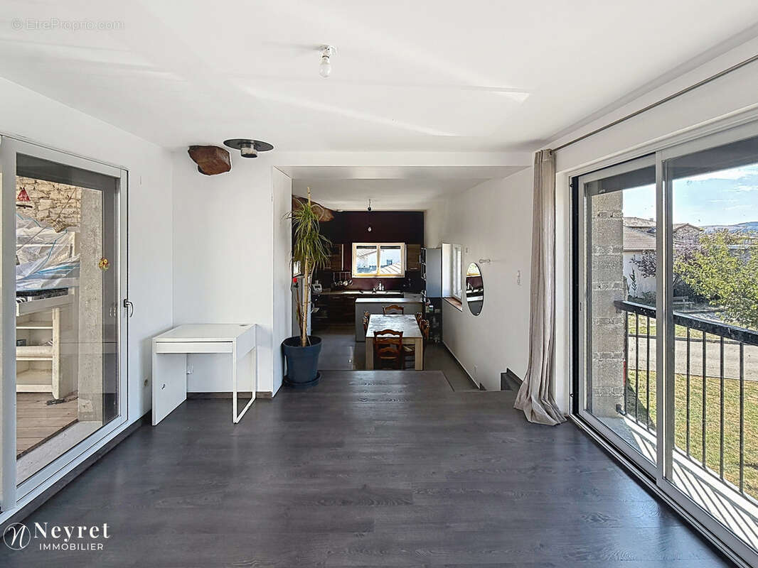 Tartaras   maison de village en pierre   env. 180 m2   4 chambres   garage 36m2 - photo 8