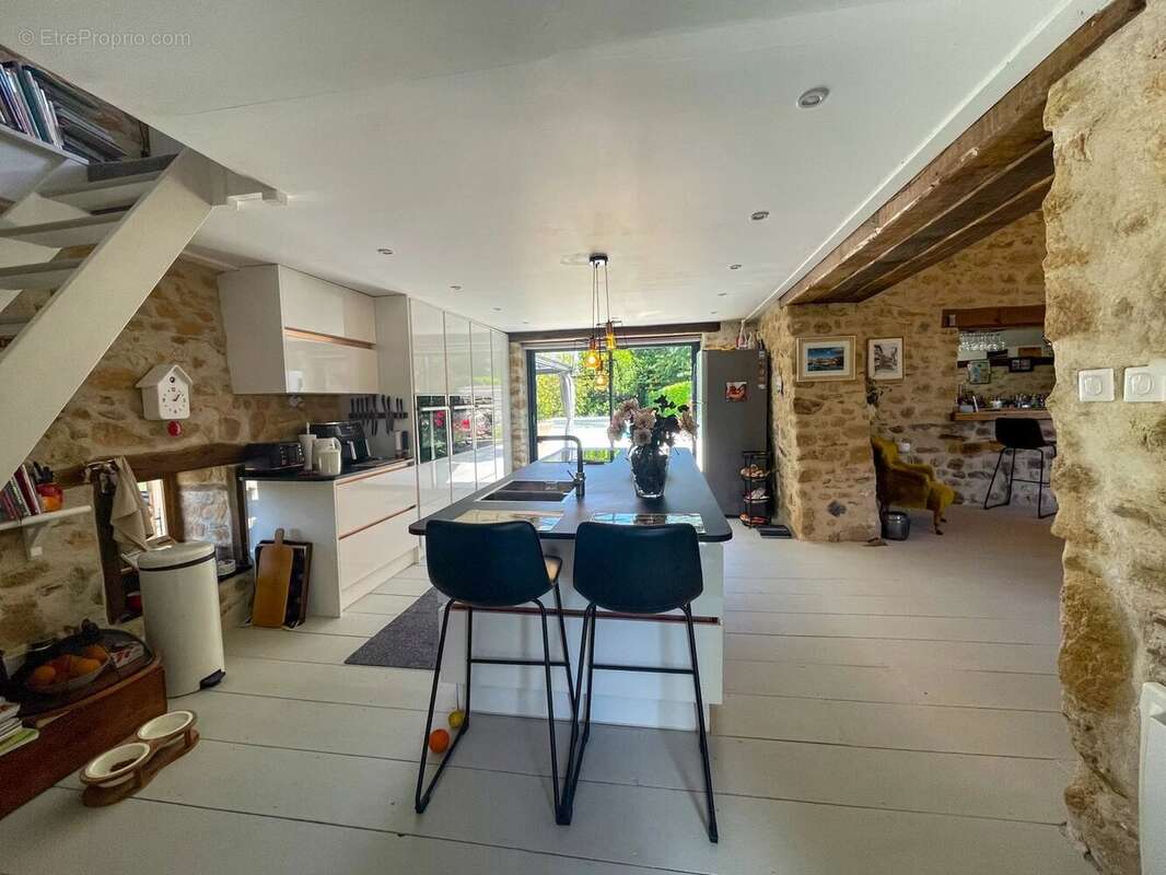 Deux maisons mitoyennes en pierre avec une jolie piscine et des dépendances - photo 5