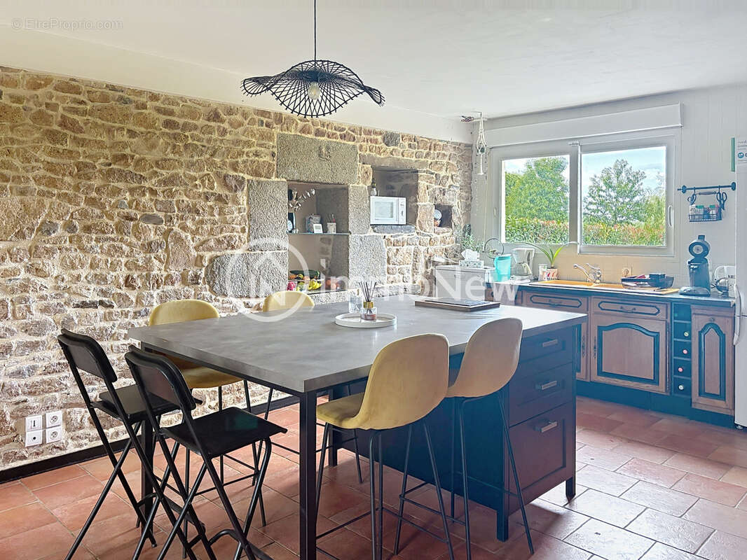 Superbe maison en pierre 192 m2 sur terrain 4807 m2 avec beaux volumes et puits - photo 6