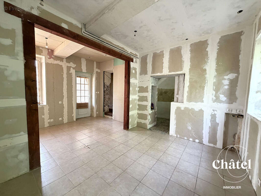 Proche Nanteuil le Haudouin - Maison 5 pièces - photo 6