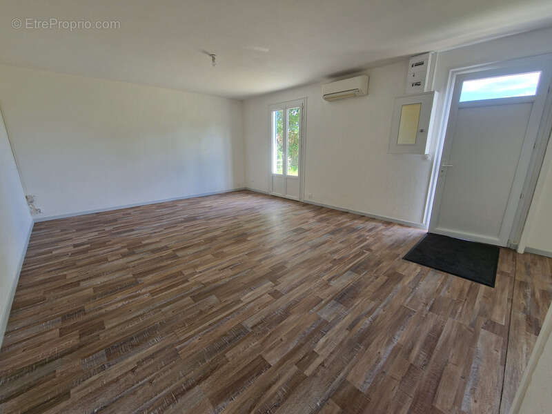 Maison à vendre 4 pièces MONTENDRE (17)- 77 m² habitables-Terrain 1 336 m² - photo 2