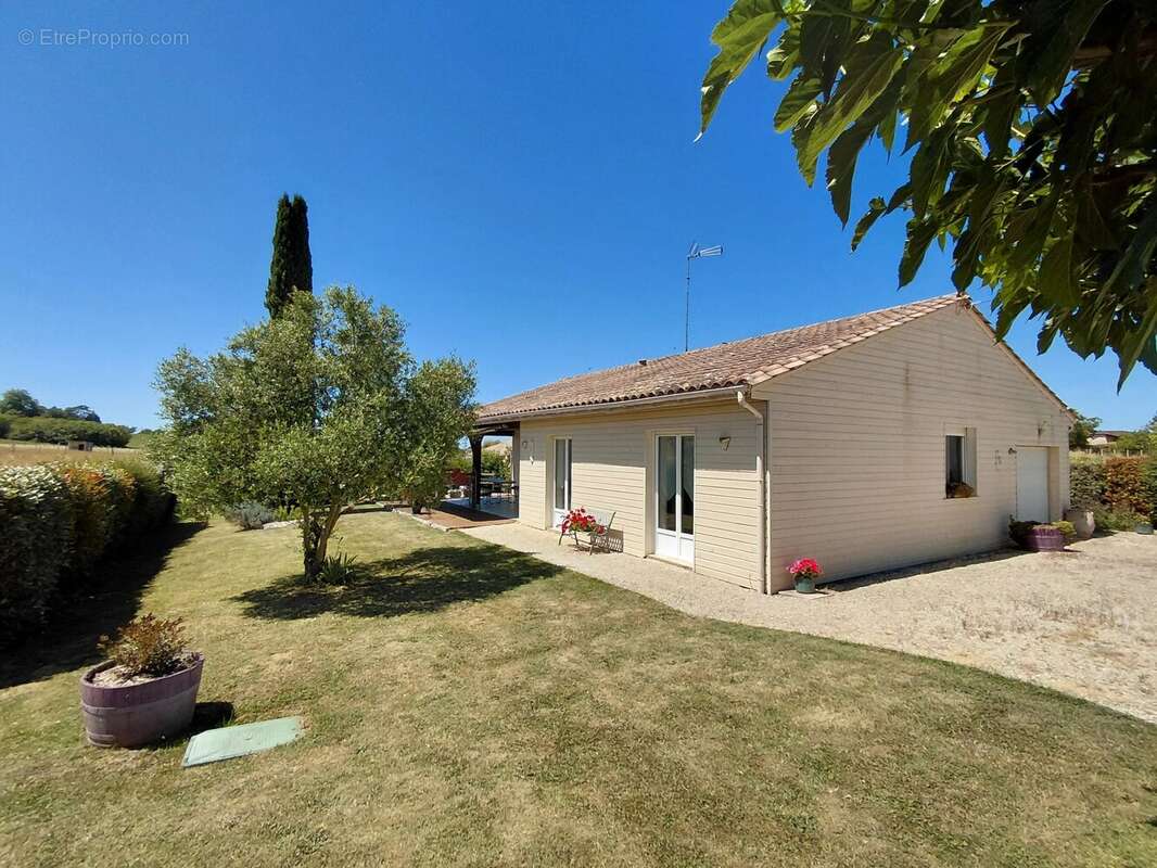 Maison de plain-pied avec double garage, atelier et terrain de 1 200 m² - photo 14