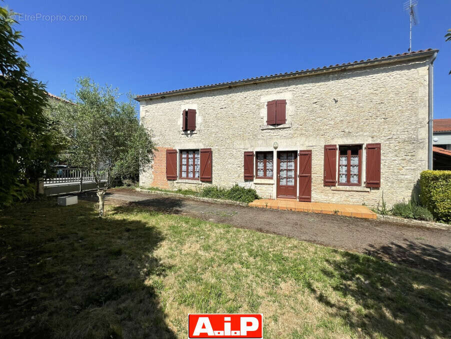 Maison à LA CAILLERE-SAINT-HILAIRE