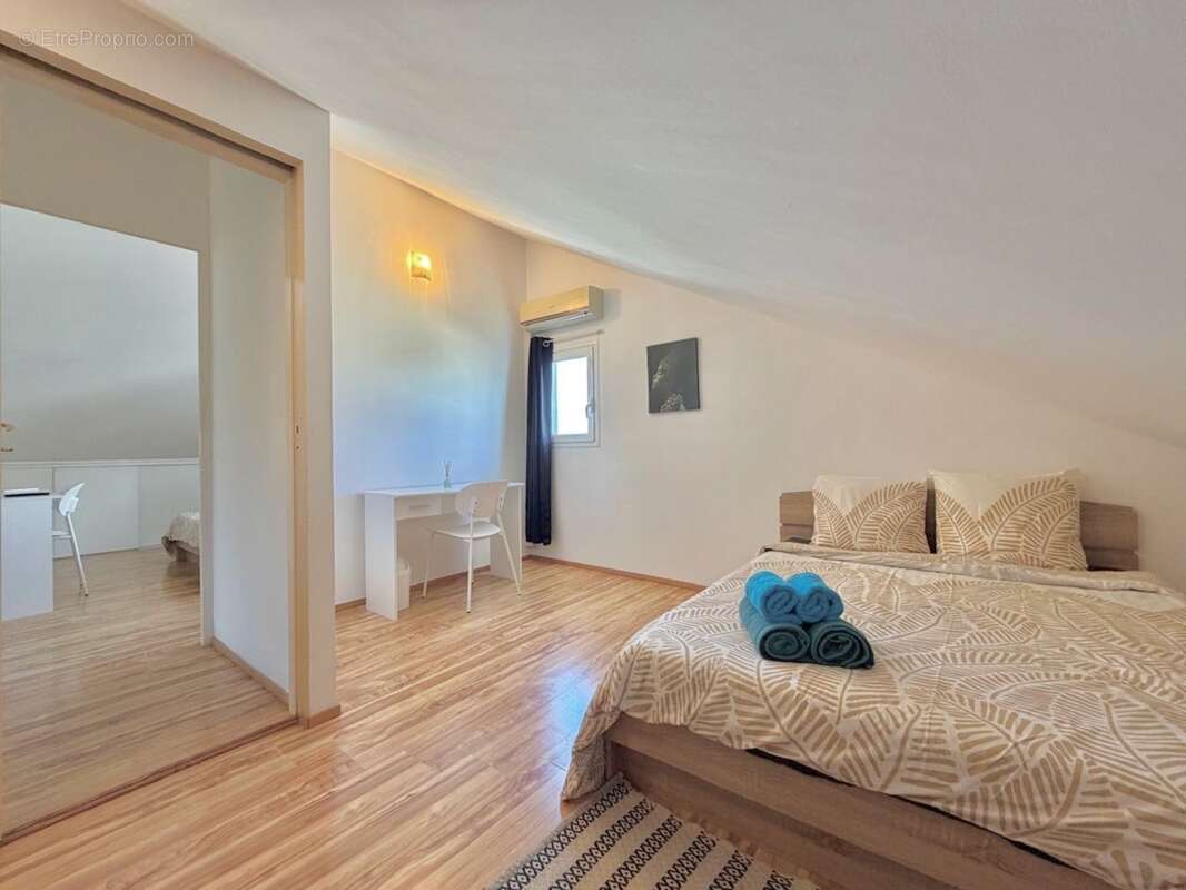 À vendre – Villa T7 avec piscine, jacuzzi et fort potentiel locatif – Petite-Île (97429) - photo 12