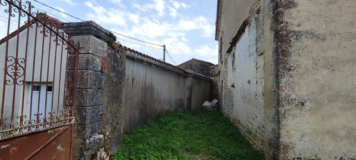 Maison Charentaise à rénover avec plusieurs dépendances et un grand jardin - photo 7