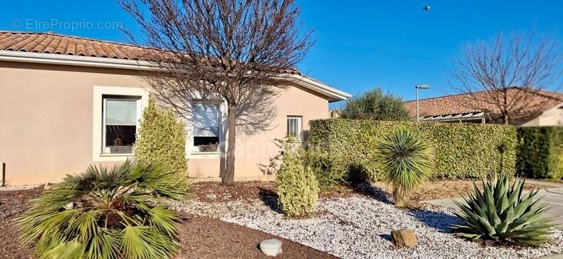 Dpt Gard (30), à vendre maison P3 de 91 m², terrasse, terrain d'environ 65m2, garage, place de parking, copropriété, piscine - photo 4