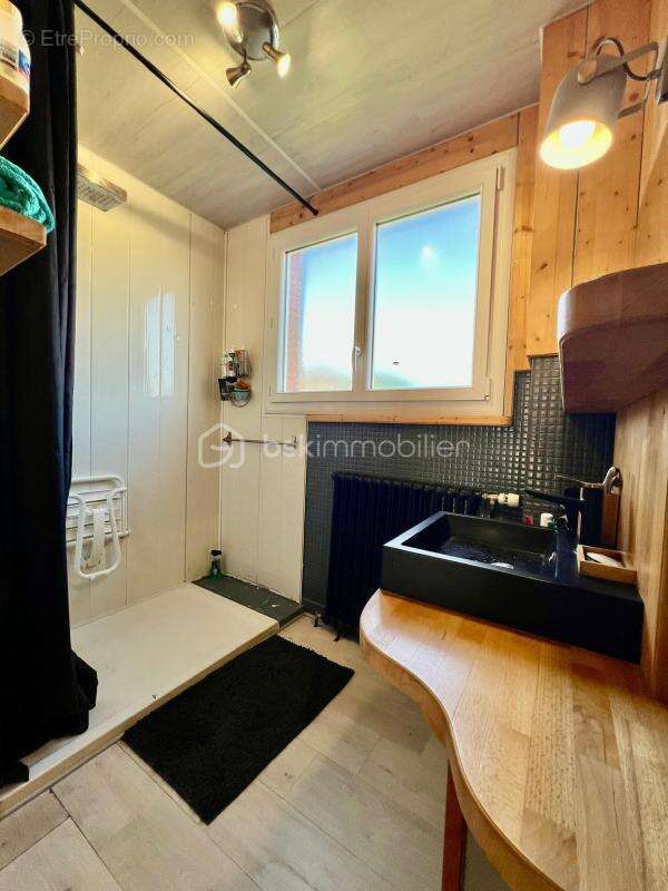 Maison à LAROCHE-SAINT-CYDROINE