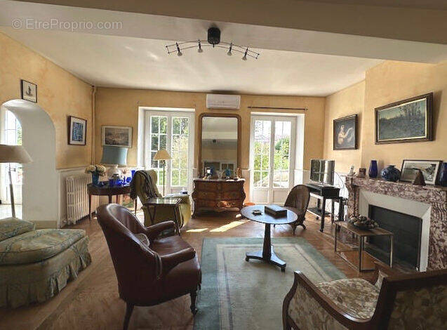 SALON - Maison à VIC-FEZENSAC