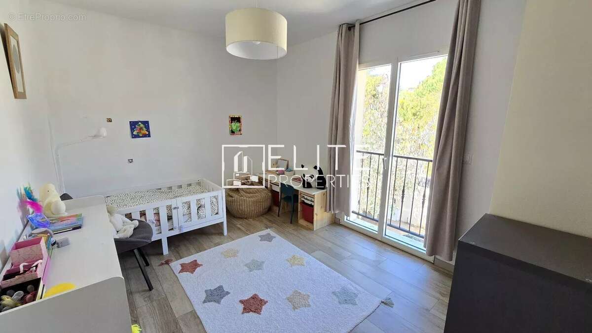 Maison à LA ROQUETTE-SUR-SIAGNE