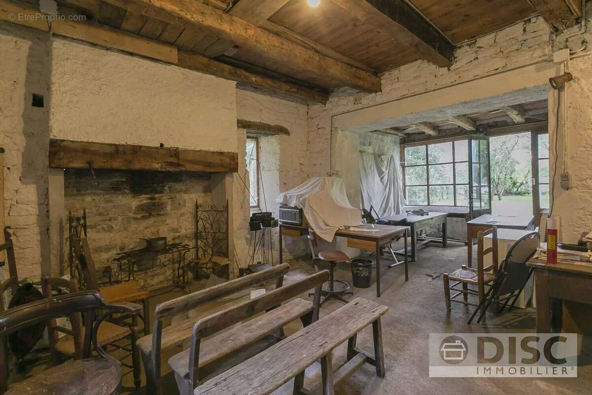 Charmant Corps de ferme avec spacieuse grange, appartement indépendant et un hectare de terrain - photo 12