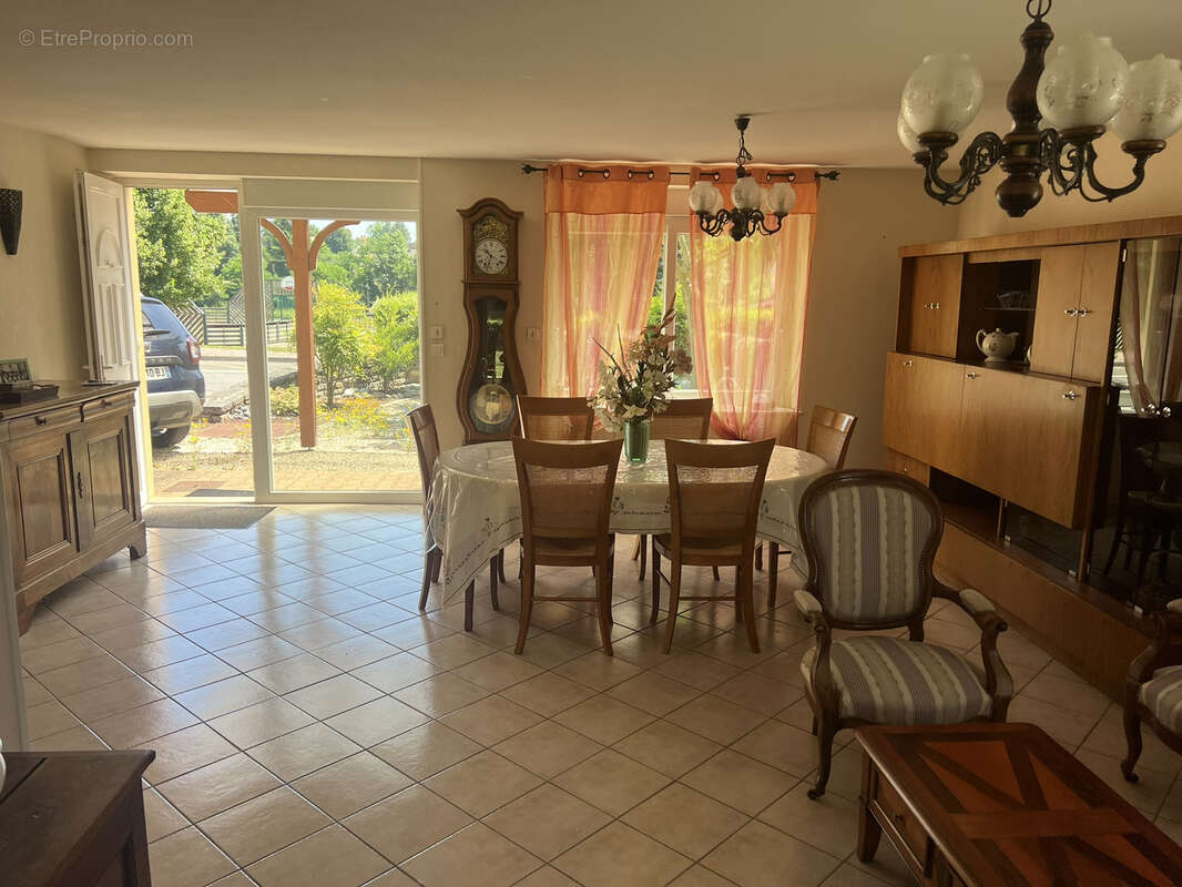 Maison à VENDENESSE-LES-CHAROLLES