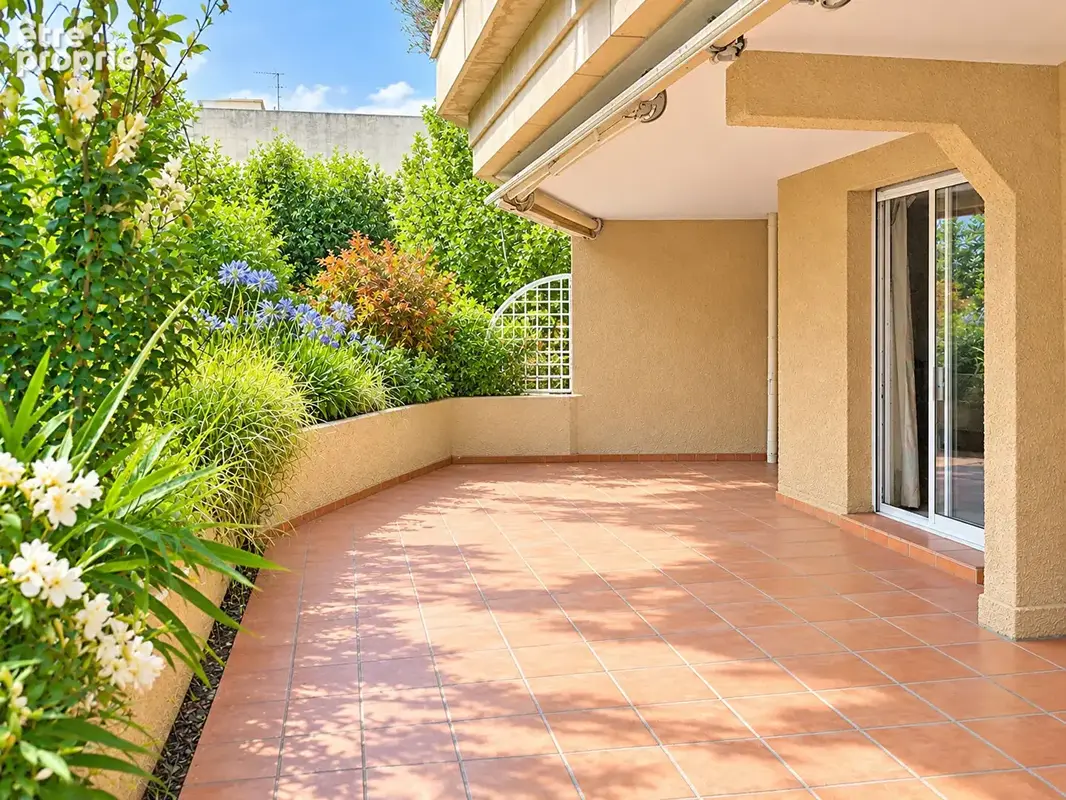 Aix-en-provence centre-ville - t4 à rénover - terrasse de 50 m² plein sud - parking - photo 2