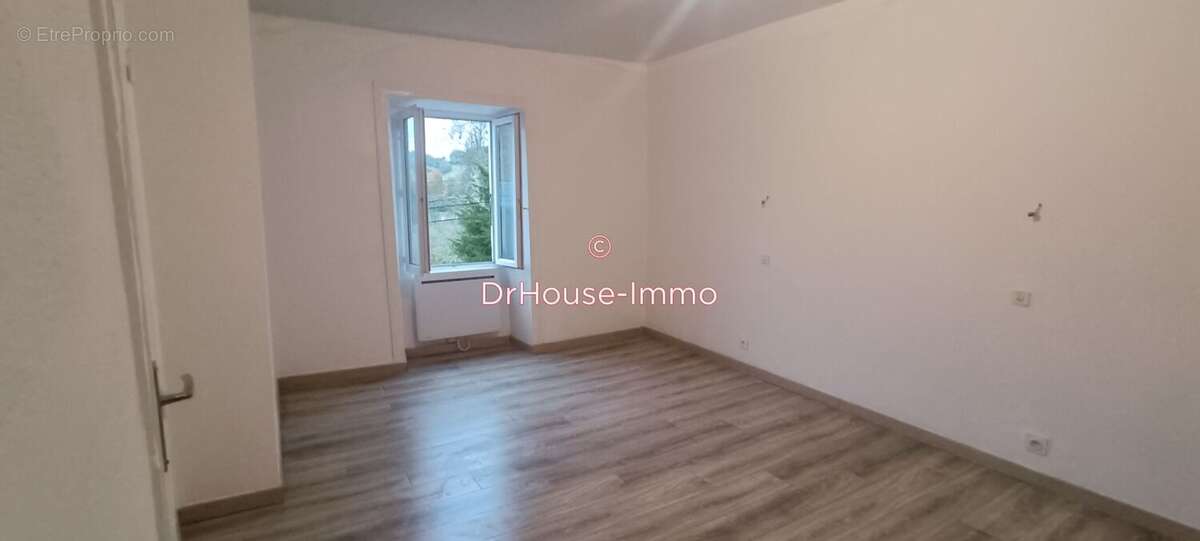 Maison à NOTRE-DAME-DE-SANILHAC