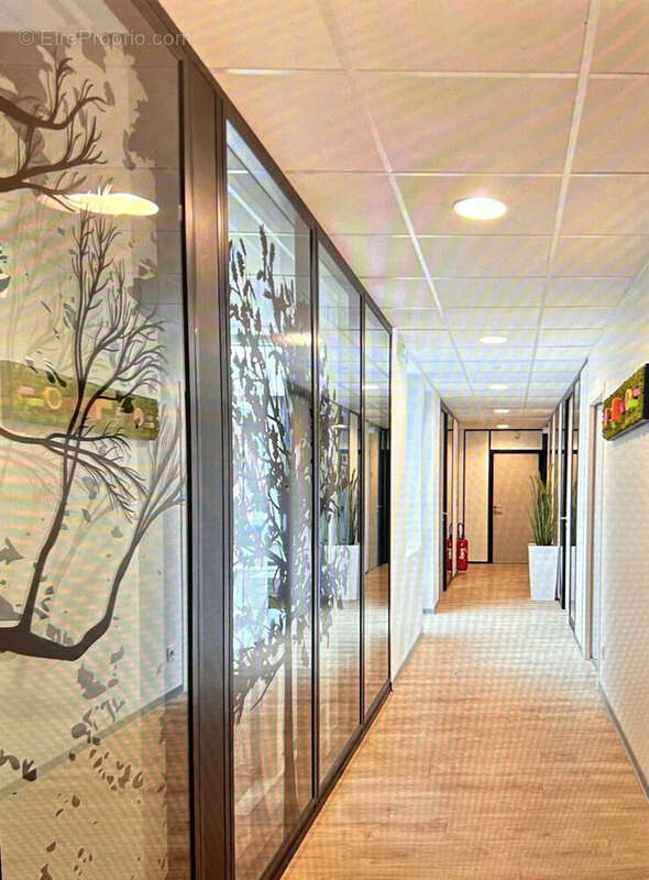 Commerce 91 m² à Challes-Les-Eaux  - photo 2