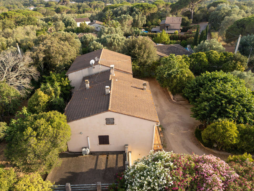 Villa avec plusieurs appartements située dans un quartier calme de Porto Vecchio. - photo 2