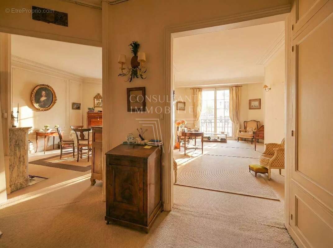 Appartement à PARIS-16E