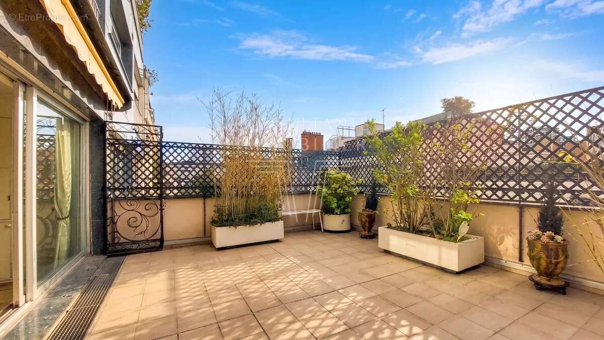 Appartement à PARIS-16E