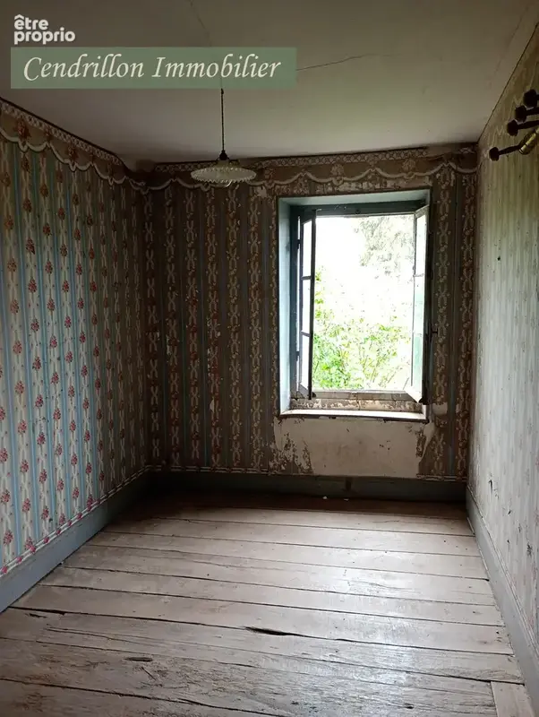 Très belle maison à rénover située dans un petit hameau proche de Saint-Georges-la-Pouge. - photo 7