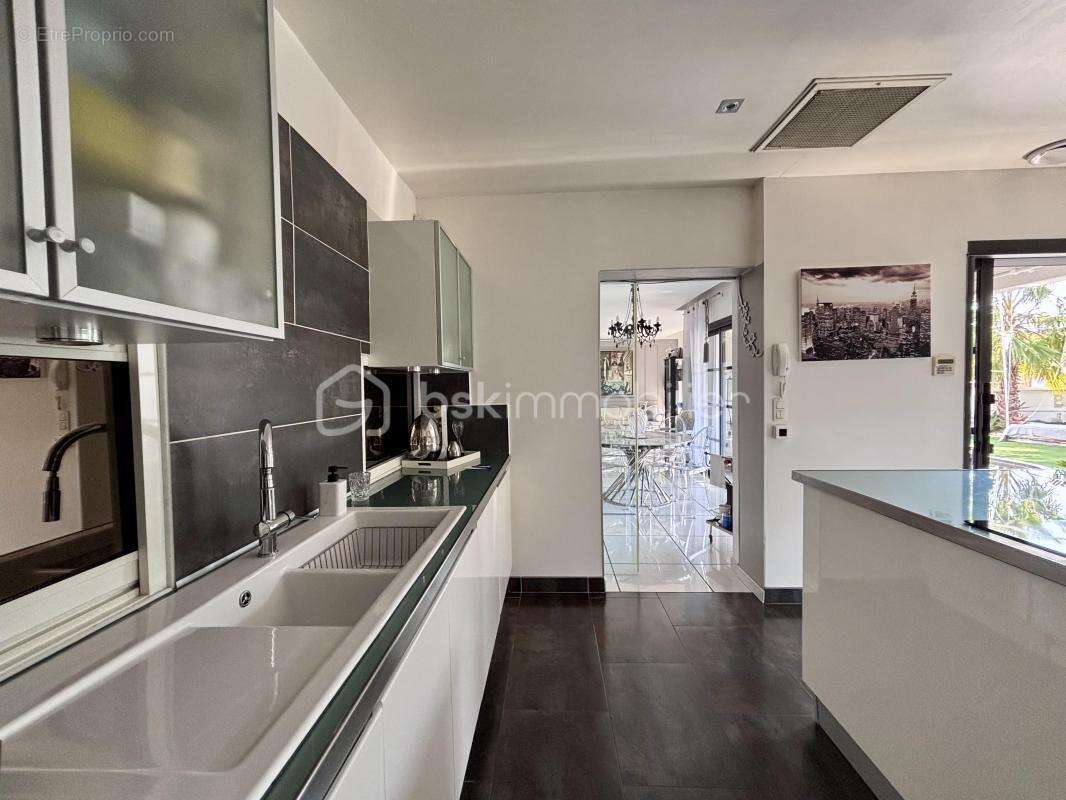 Agde – Maison T7 -  Plain-Pied - avec Piscine, Jacuzzi et garage - photo 12