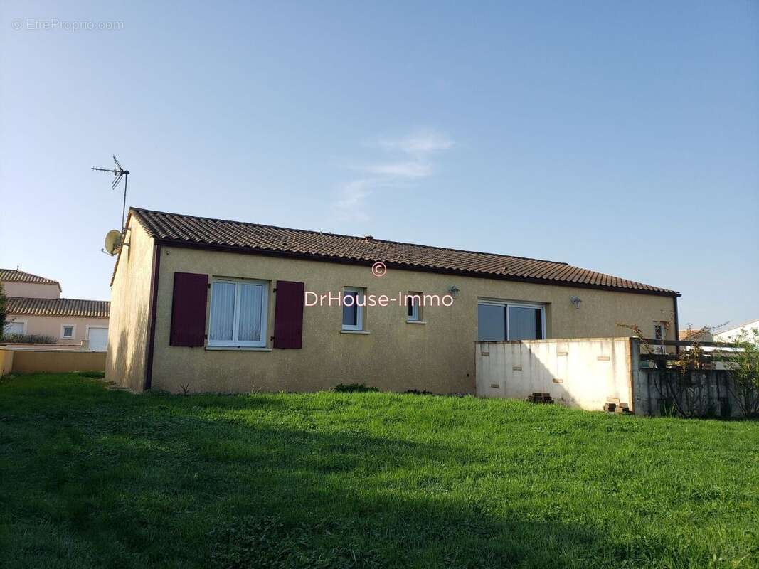 Maison à SAINT-JEAN-DE-BEUGNE
