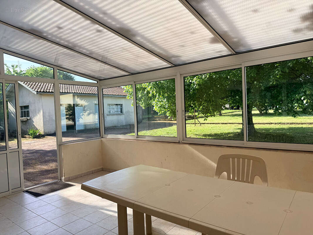 À Bourg, maison de plain-pied  de 137 m2 - photo 2