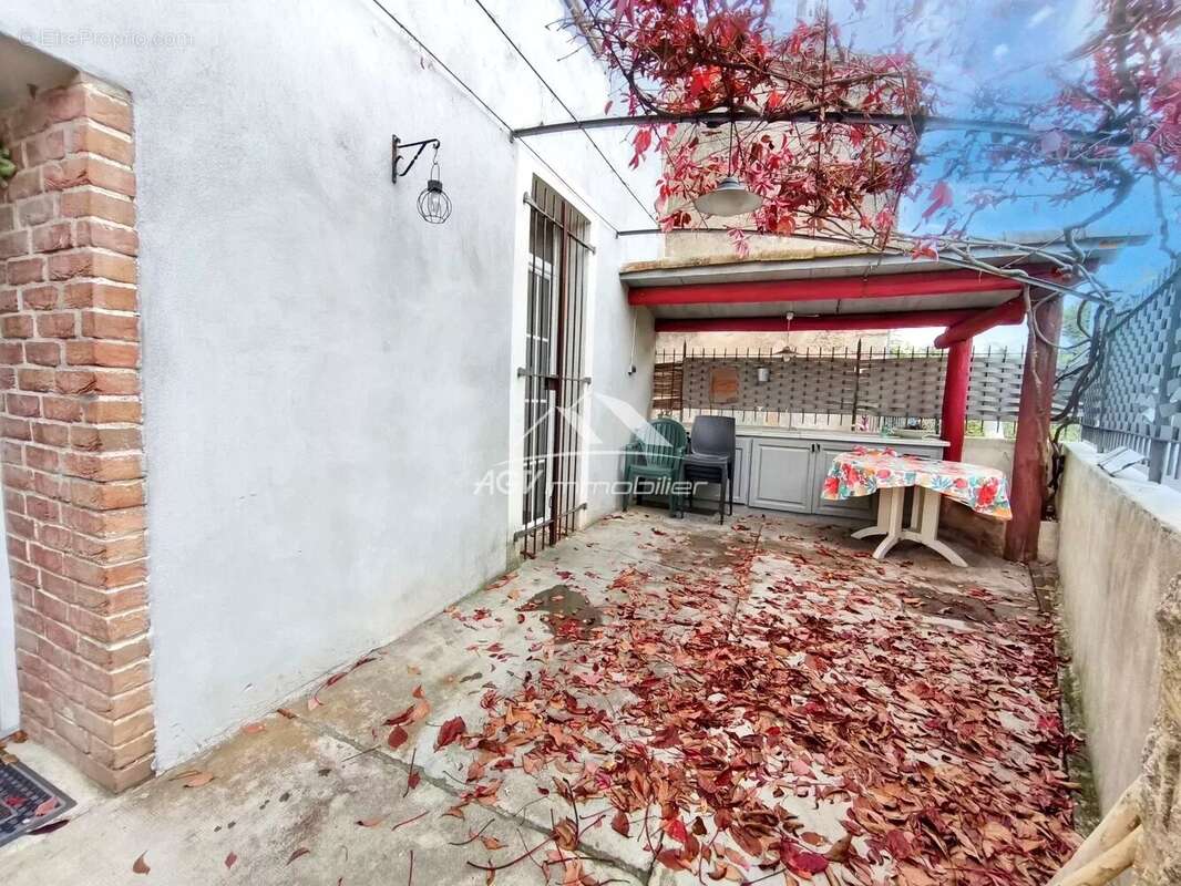 Maison à SAINT-JULIEN-LES-ROSIERS