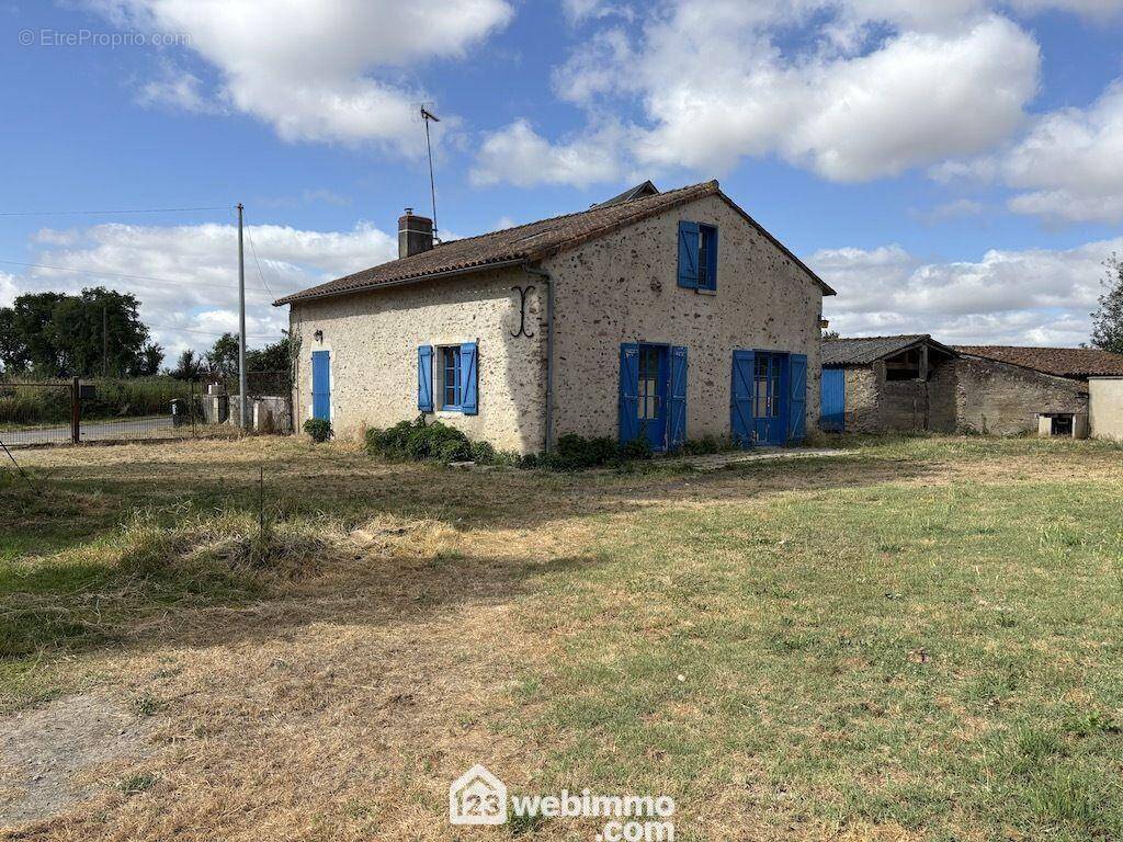Implantée sur une parcelle de 2311 m2 avec mare - Maison à LA PUYE