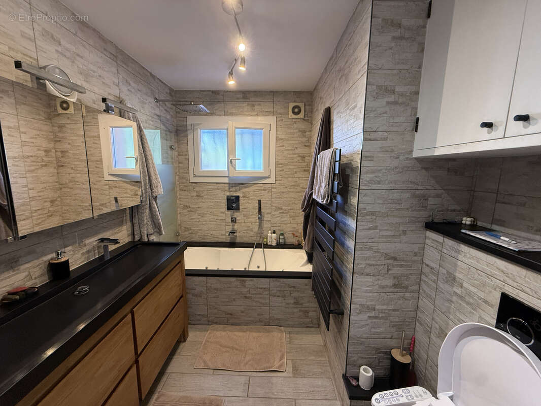 Maison à ROQUEBRUNE-SUR-ARGENS