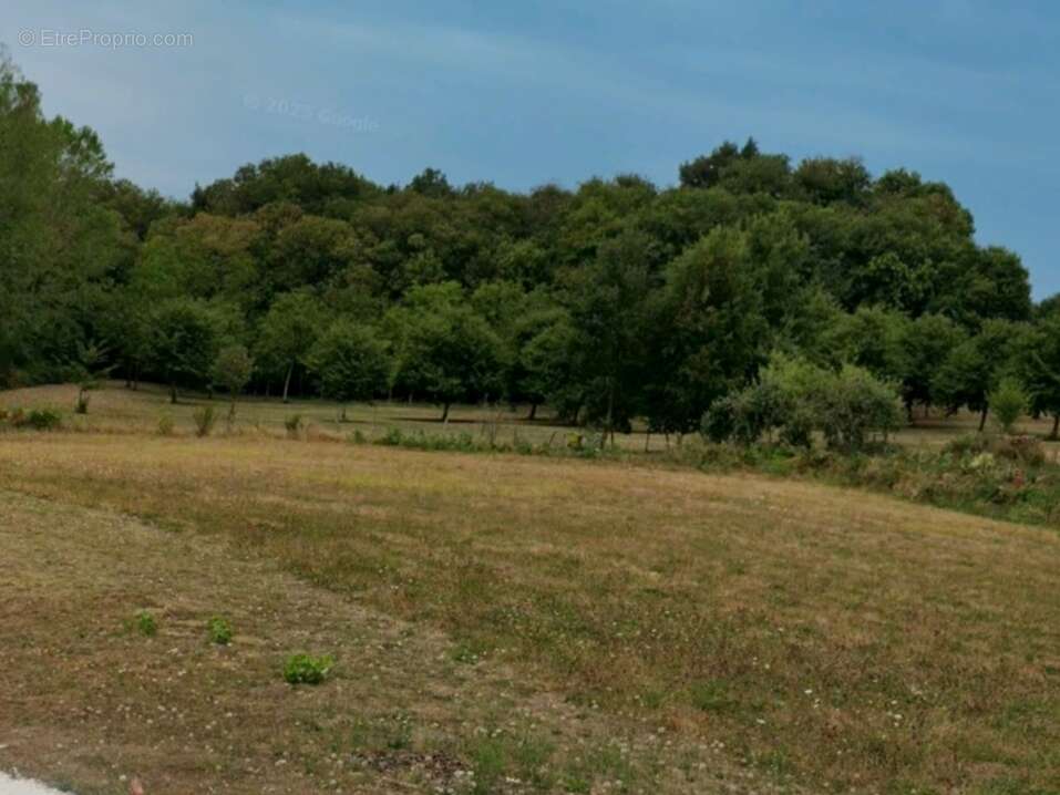 Terrain à MARCILLAC-SAINT-QUENTIN