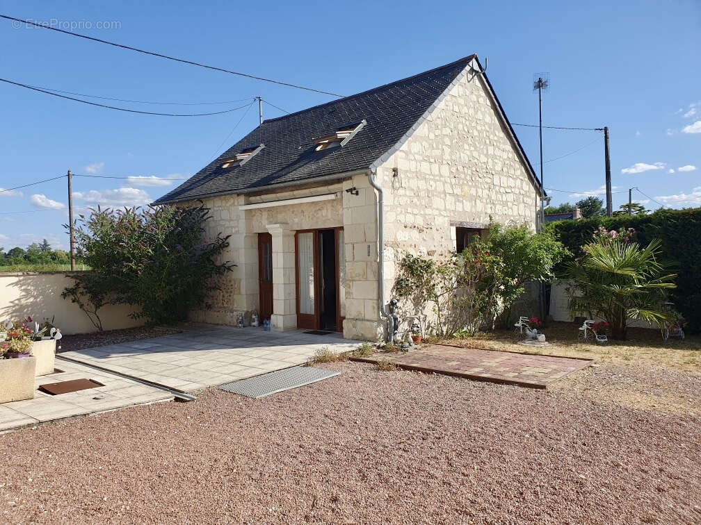 Ensemble immobilier en tuffeau avec dépendances sur un terrain de 3401m2. Idéale projet familiale, gîtes, acti - photo 2
