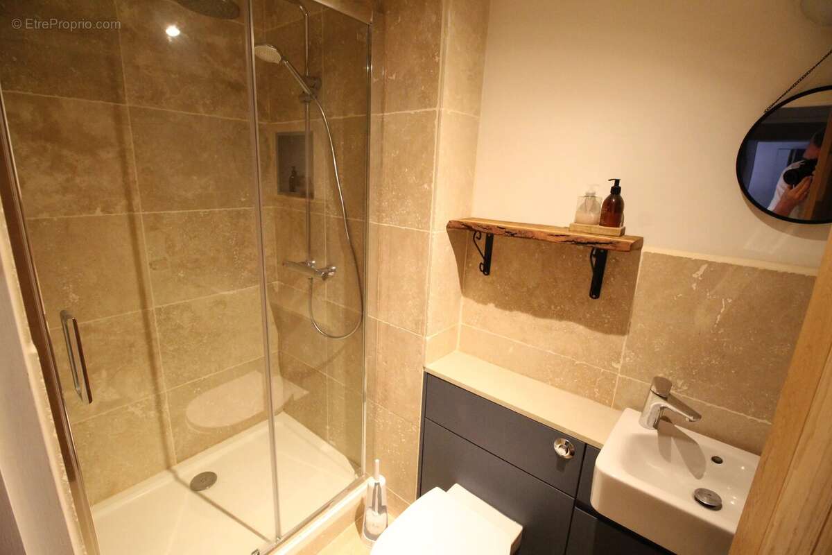 Charmante propriété de caractère comprenant trois chambres, une grange et une piscine chauffée - photo 9