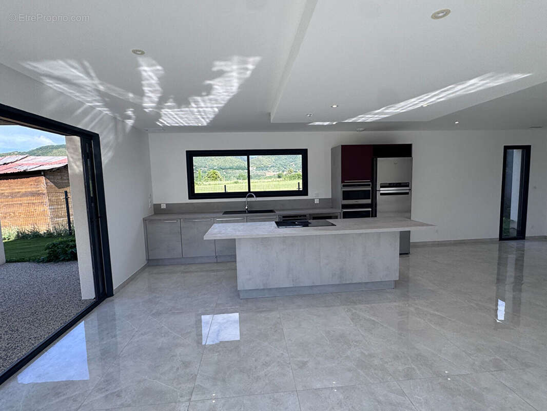 Maison à CHARMES-SUR-RHONE