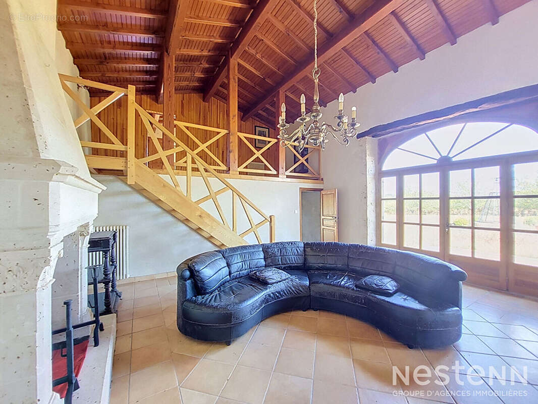 A Vendre Bâtisse en pierre de 209 m² en partie rénovée avec dépendances sur parcelle de plus de 1.2 ha - photo 2