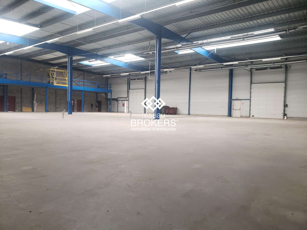 Commerce 1500 m² à Magny-En-Vexin  - photo 2