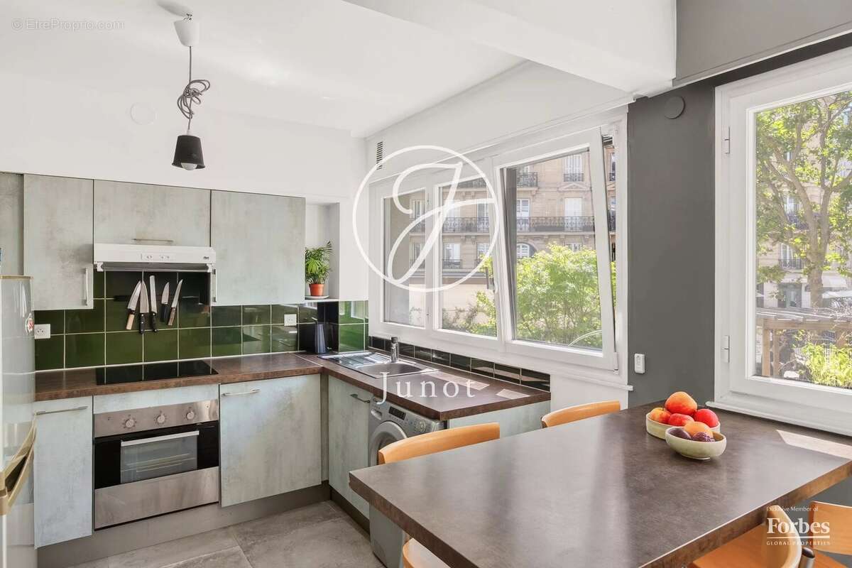 Paris 16e - PASSY / TOUR - Grand studio esprit 2 pièces - 44,70m² Carrez - 1 chambre avec verrière - photo 2