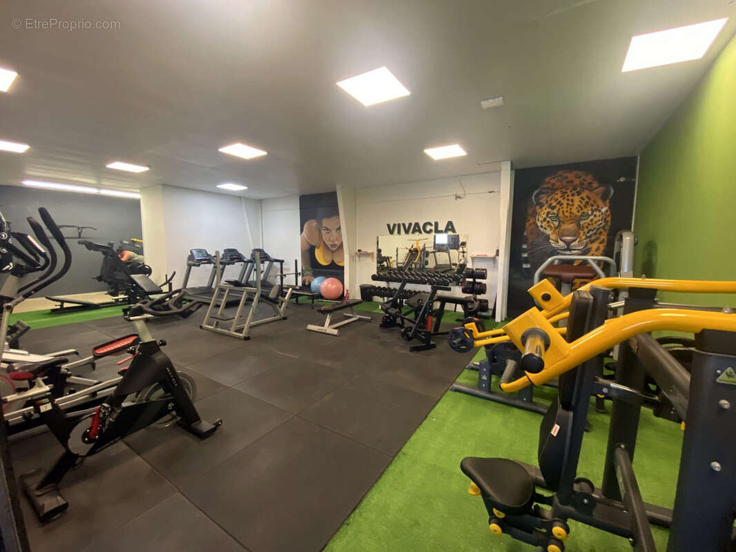 Commerce à CRAPONNE-SUR-ARZON