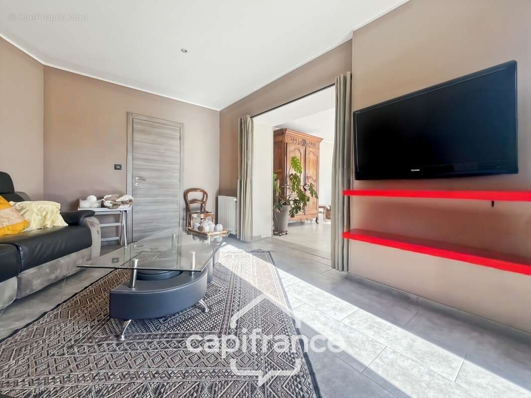 LES TAILLADES, maison individuelle de plain pied  de 210 m2, en campagne,  4 chambres, sur un terrain de 2900 m2 environ, piscin - photo 23