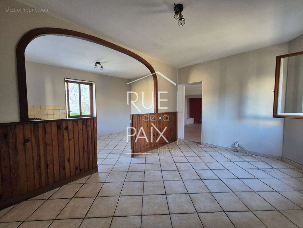 Maison à LES TROIS-MOUTIERS