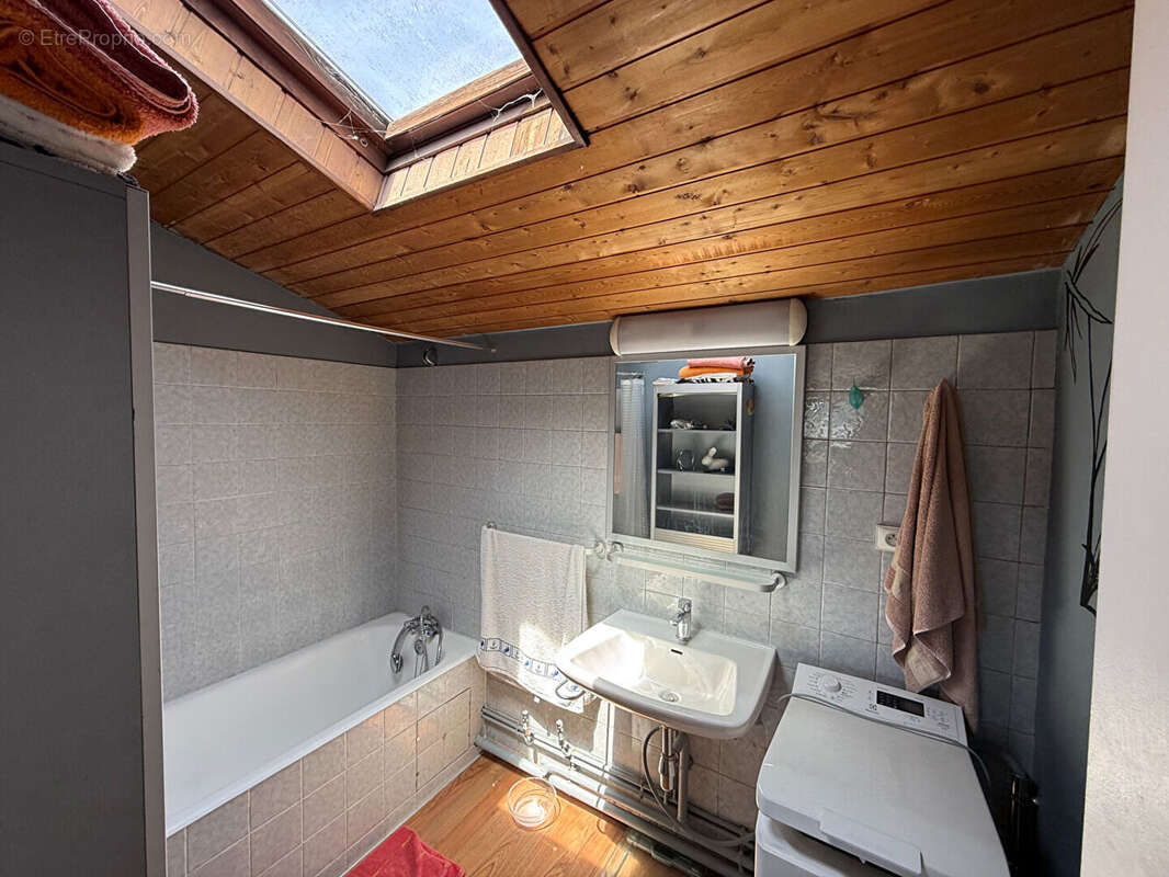 A vendre à ANNEMASSE, grand T2 en attique exposé sud avec vue Mont Blanc et Jet d'eau de Genève , garage - photo 7