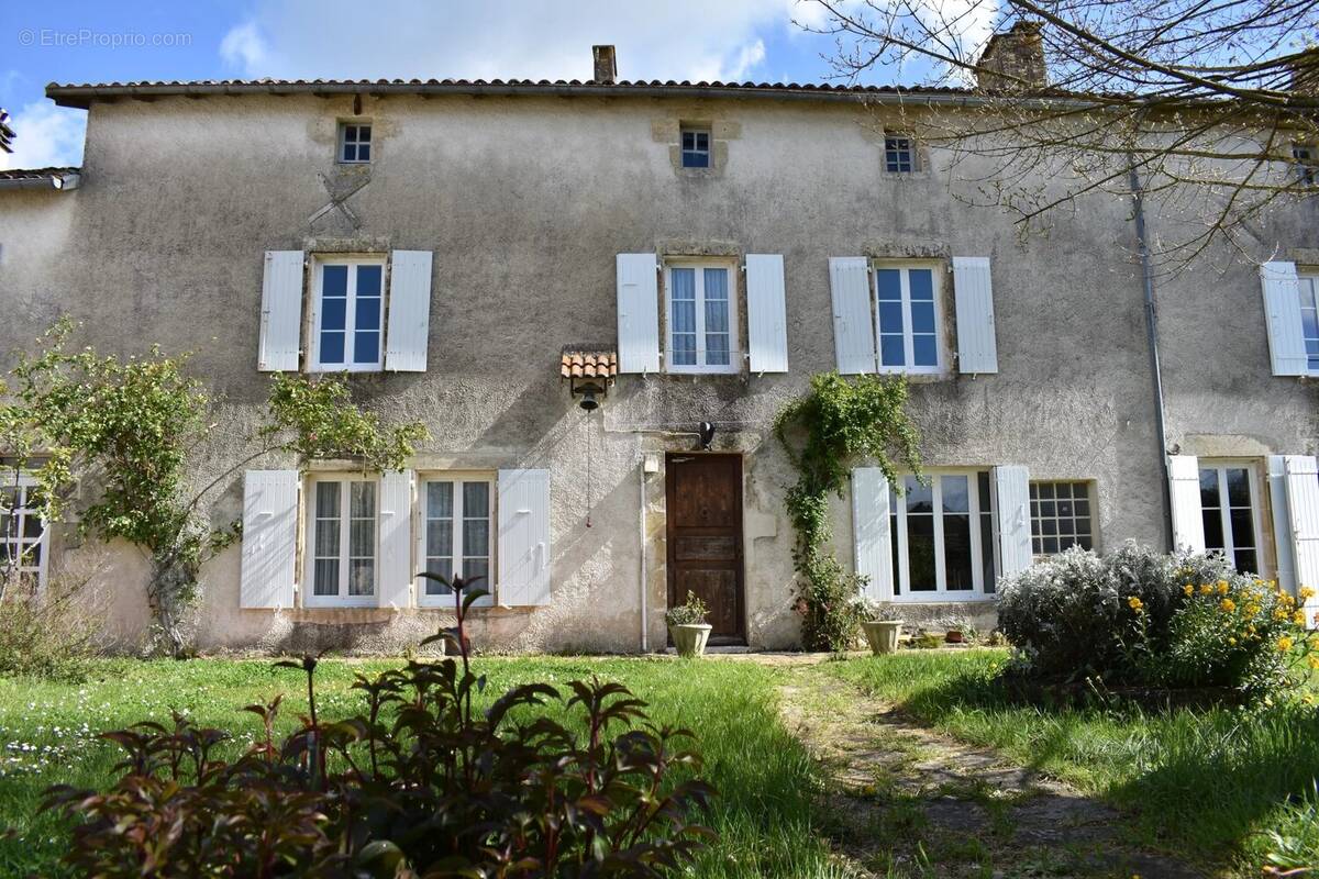 Belle et grande maison familiale à rafraîchir - photo 1