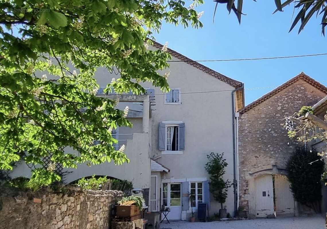 Maison à MONTOULIERS