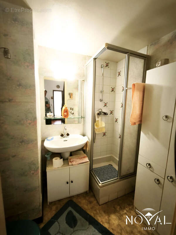 Salle de douche  - Maison à SAINT-CEZAIRE-SUR-SIAGNE