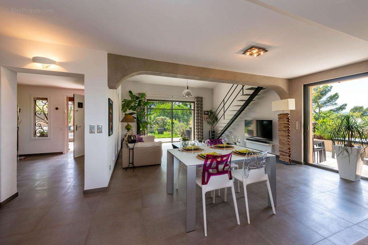 FREJUS - Hameau de Valescure - Villa 175 m² , dépendance, 4 chambres - photo 6