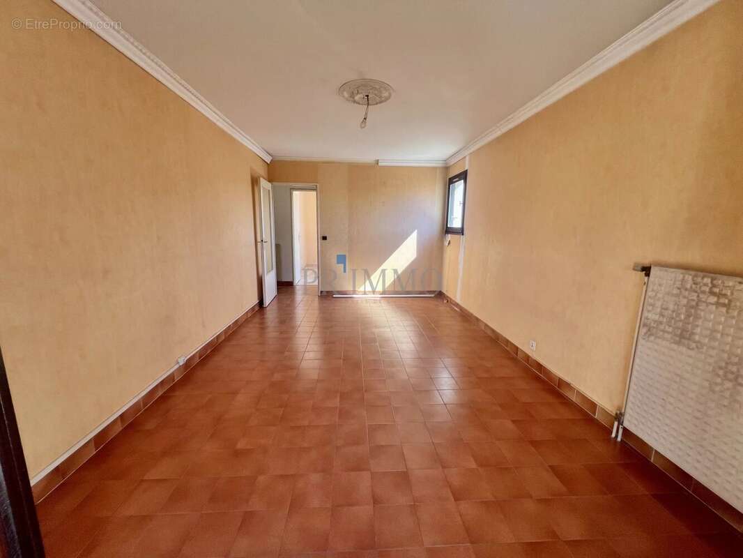 2 pièces Fréjus avec loggia, cave et parking, à rénover, pro - photo 2