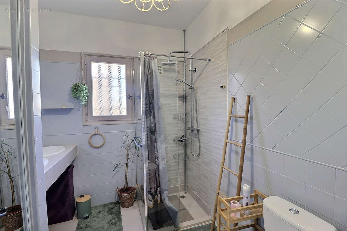 Maison à ENTRAIGUES-SUR-LA-SORGUE