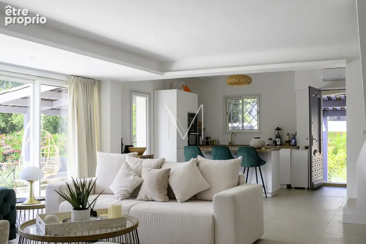 Maison entièrement rénovée et lumineuse de 170m2 avec vue dégagée, proche du village à pied. - photo 4