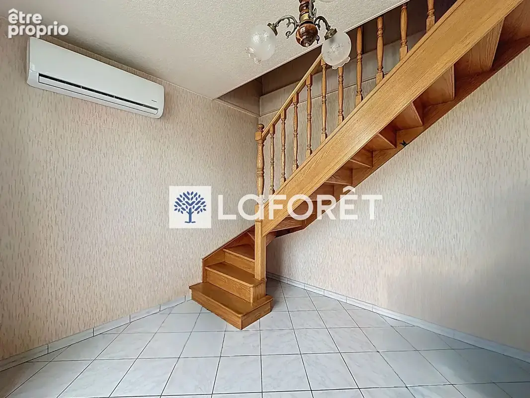 Maison sur 3 niveaux avec un sous sol  - Fort potentiel - Centre Saint-Nom - photo 10