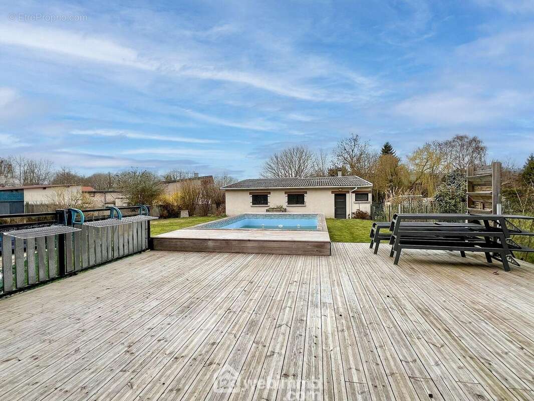 Côté jardin, Terrasse, Piscine, arrière du garage extérieur. - Maison à THIERVILLE-SUR-MEUSE