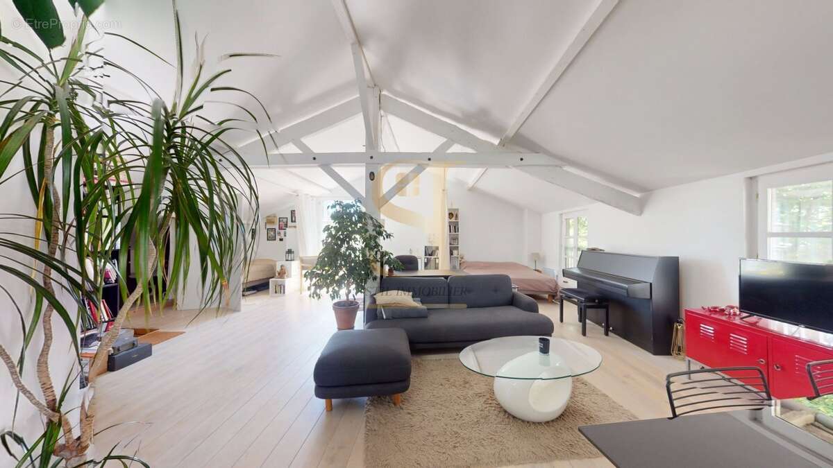 Appartement à COMBS-LA-VILLE