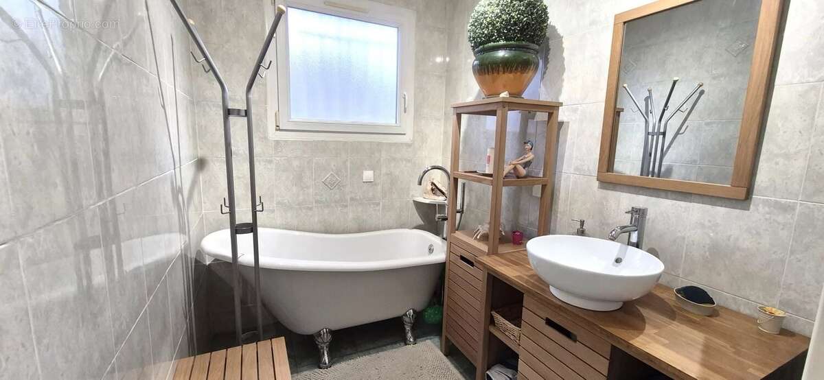 Maison à SAINT-LAURENT-DU-VAR